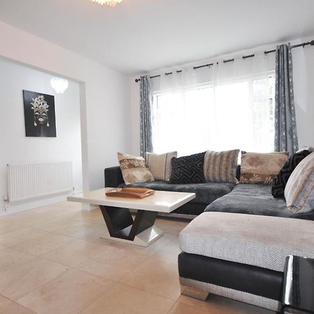 Modern 2 Bed Apartment Luton  Bagian luar foto