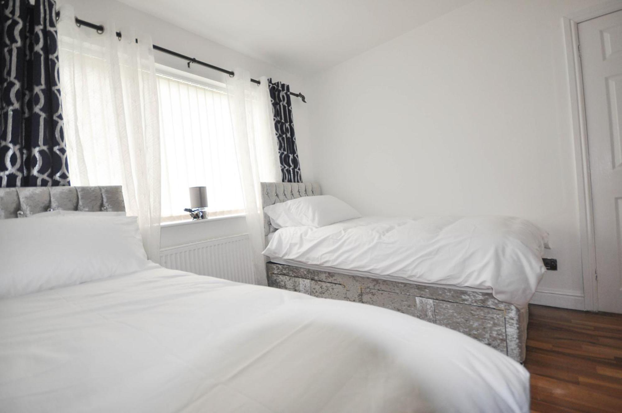 Modern 2 Bed Apartment Luton  Bagian luar foto