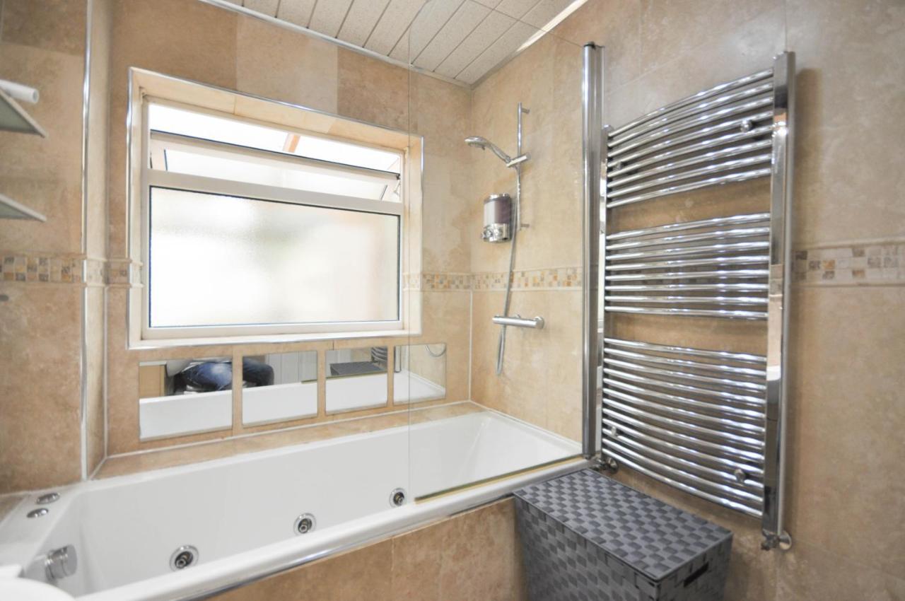 Modern 2 Bed Apartment Luton  Bagian luar foto
