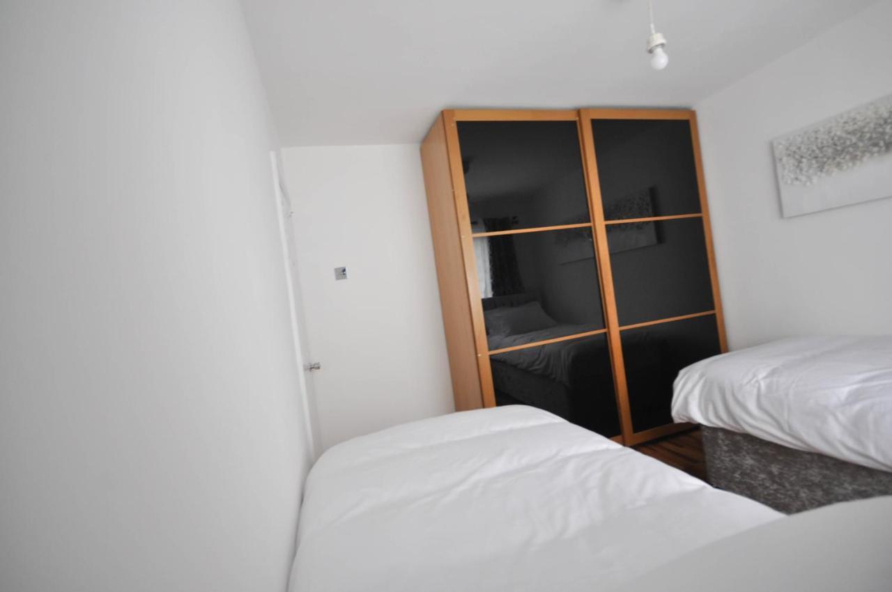 Modern 2 Bed Apartment Luton  Bagian luar foto