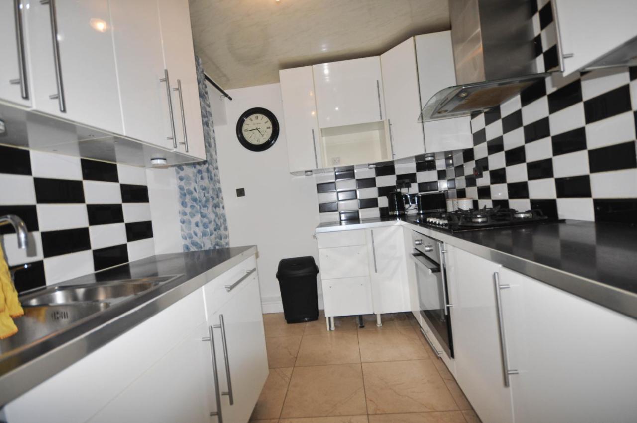 Modern 2 Bed Apartment Luton  Bagian luar foto