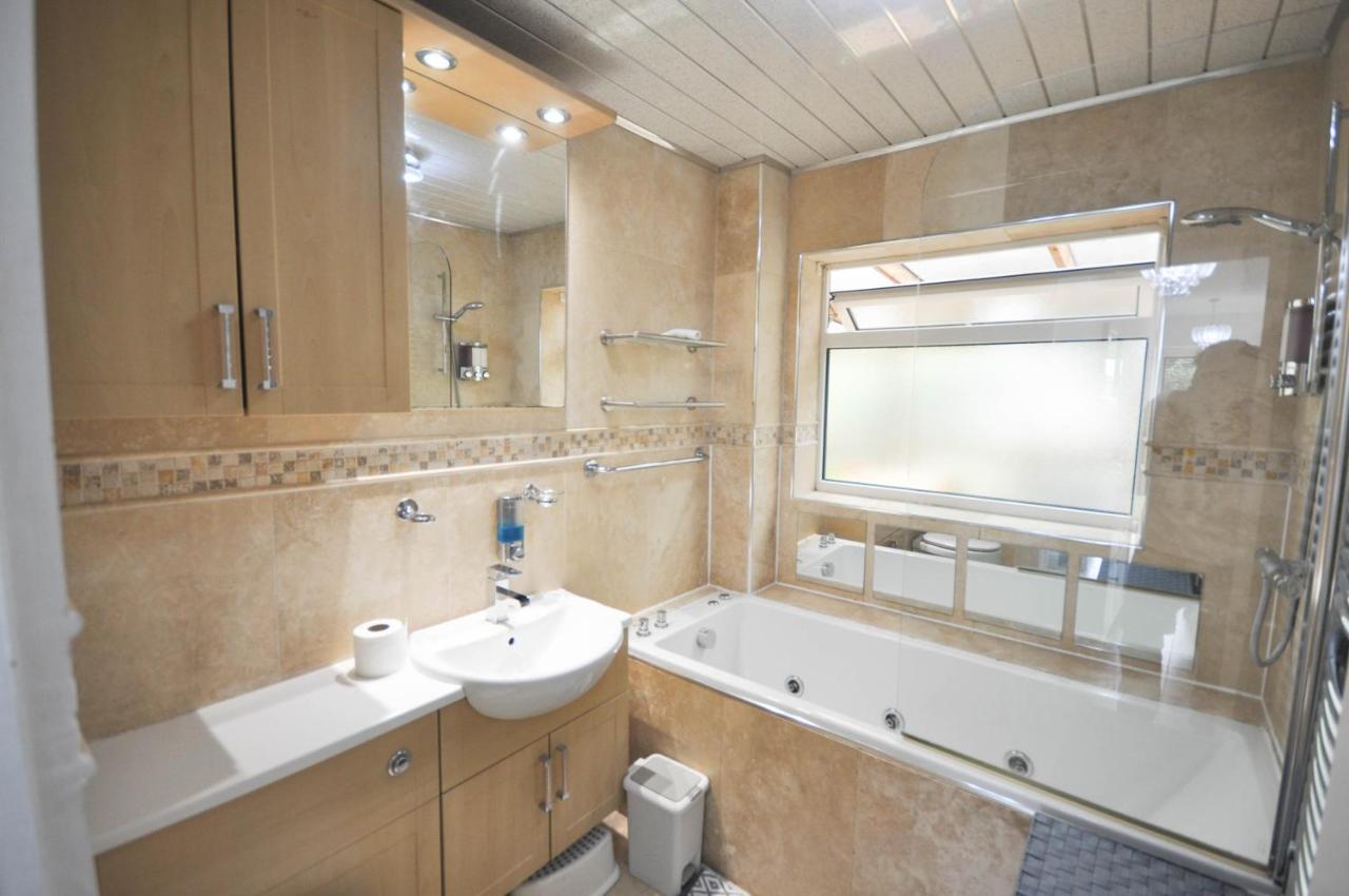 Modern 2 Bed Apartment Luton  Bagian luar foto