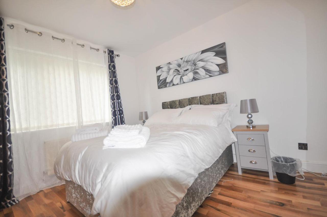 Modern 2 Bed Apartment Luton  Bagian luar foto
